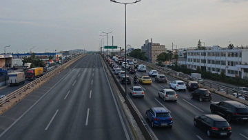 Αποκαταστάθηκε η κυκλοφορία στον Κηφισό μετά το τροχαίο με φορτηγάκι στο ύψος του Ρέντη - Δείτε βίντεο