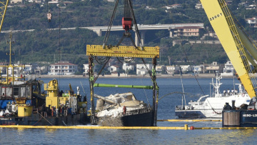 Ανασύρθηκε από τον βυθό του Παλέρμο το Bayesian 10 μήνες μετά το ναυάγιο με τους 7 νεκρούς, ανάμεσά τους και ο δισεκατομμυριούχος Μάικ Λιντς
