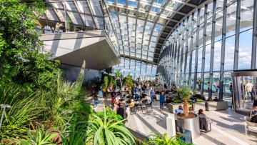 2 κήποι για καλοκαιρινή χαλάρωση και θέα από ψηλά στους ουρανοξύστες του λονδρέζικου City