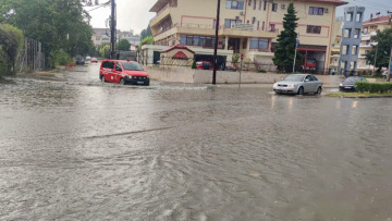 Ισχυρή καταιγίδα σάρωσε τα Ιωάννινα - «Χείμαρροι» οι δρόμοι σε Ίσθμια Κορινθίας και Μέγαρα, χαλάζι στα Γρεβενά, δείτε βίντεο