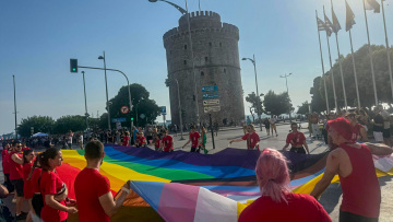 Ένα πολύχρωμο πλήθος κατέβηκε στο κέντρο της Θεσσαλονίκης για το 13ο Pride - Δείτε βίντεο και φωτογραφίες
