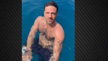 Ο Κωνσταντίνος Αργυρός απολαμβάνει βουτιές στη θάλασσα
