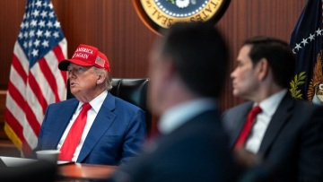 Ο Τραμπ και το επιτελείο του παρακολουθούν τις επιθέσεις στο Ιράν - Δείτε φωτογραφίες