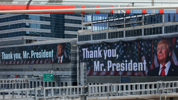 «Thank you, Mr. President»: Το «ευχαριστώ» του Ισραήλ στον Τραμπ σε πινακίδες στους δρόμους