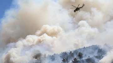 Ανεξέλεγκτες οι φωτιές στη Χίο - Μεγάλη επιχείρηση της Πυροσβεστικής, διαδοχικά μηνύματα του 112