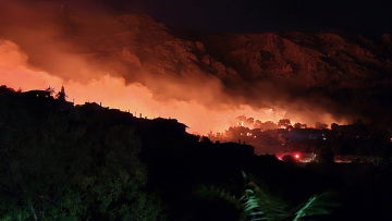 Δύσκολη νύχτα στη Χίο: Κοντά σε σπίτια οι φλόγες, ενισχύσεις με δασοκομάντος από Αθήνα και Θεσσαλονίκη