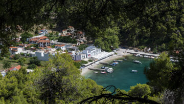 Διακοπές στη Σκόπελο: Βουτιές, μονοπάτια και ησυχία