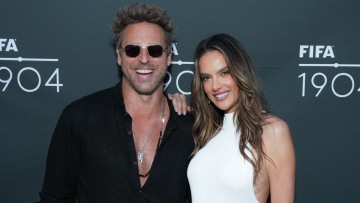 Η Αλεσάντρα Αμπρόσιο δεν κρύβει τον έρωτά της - Τα τρυφερά φιλιά με τον σύντροφό της