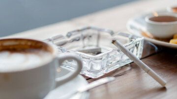  Οι Βρυξέλλες σχεδιάζουν μεγάλες αυξήσεις φόρων σε τσιγάρα, καπνό, πούρα και  άτμισμα 