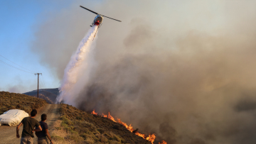 Σε πύρινο κλοιό η Χίος - Μάχη με τις φλόγες σε τρία μέτωπα, ξεκίνησαν ρίψεις τα εναέρια μέσα