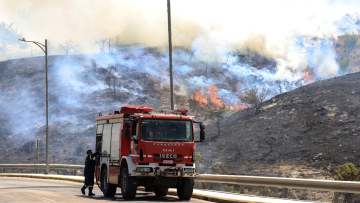 Μαίνονται οι πυρκαγιές στη Χίο - Μήνυμα από το 112 για εκκένωση στον Άγιο Γεώργιο, ενισχύονται οι δυνάμεις
