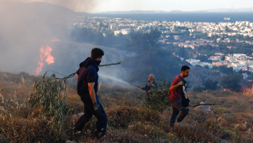 Μάχη με τις φλόγες στη Χίο - Δορυφορική εικόνα αποτυπώνει την καταστροφή

