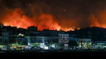 Εφιαλτικό βράδυ στη Χίο: Νέο 112 για εκκένωση περιοχών - Μάχη σε πέντε πύρινα μέτωπα, εξετάζεται ο εμπρησμός