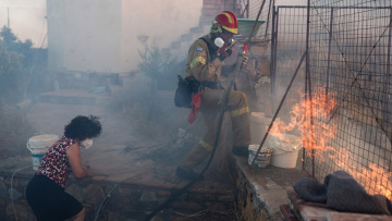 Σε κατάσταση έκτακτης ανάγκης η Χίος: Πέντε πυρκαγιές ξέσπασαν από χθες - Προς τα Μαστιχοχώρια κινείται το νέο μέτωπο