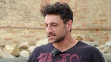 Γιώργος Χρυσοστόμου: Θα ήθελα να πάω διακοπές με τη μητέρα μου, να ξεκουραστεί και να την κάνω βασίλισσα