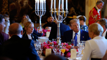 Στη σκιά του «θριαμβευτή» Τραμπ η Σύνοδος του ΝΑΤΟ - Το δείπνο στο παλάτι, το κοστούμι του Ζελένσκι και το χειροφίλημα του Μακρόν