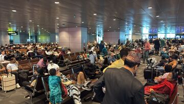 Χάος για χιλιάδες επιβάτες που έχουν αποκλειστεί στο αεροδρόμιο της Ντόχα - Μεγάλες ουρές επιβατών στο Ντουμπάι