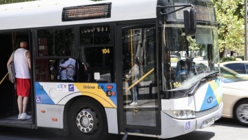 Η στιγμή που αστικό λεωφορείο εκκενώνεται γιατί έβγαζε καπνό - Δείτε βίντεο