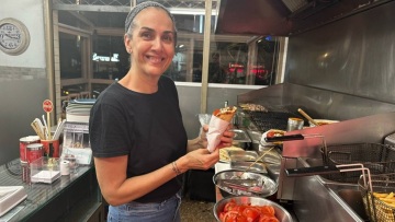 Η Σοφία από τον κόσμο της μόδας πήρε τη σκυτάλη του ιστορικού σουβλατζίδικου του πατέρα της