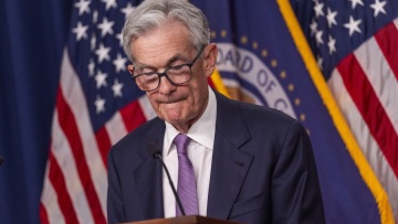 ΗΠΑ: Ο επικεφαλής της Fed δεν προτίθεται να μειώσει τα επιτόκια, παρά τη σφοδρή κριτική Τραμπ