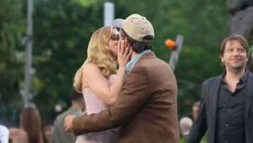 Τζόναθαν Μπέιλι: Η απάντησή του για το φιλί με τη Σκάρλετ Γιόχανσον στο κόκκινο χαλί