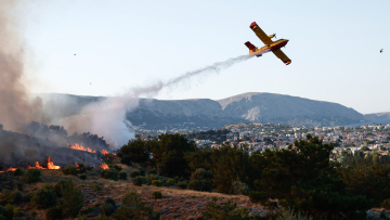 Καλύτερη η εικόνα από τη φωτιά στη Χίο - Μάχη με τις διάσπαρτες εστίες, επιχειρούν 18 εναέρια μέσα