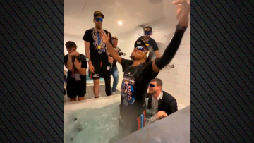 Ο Σορτς πανηγύρισε με... βουτιά το πρωτάθλημα και αποθεώθηκε με συνθήματα «MVP» - Δείτε βίντεο
