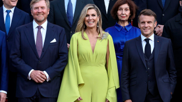 Η λαμπερή βασίλισσα Μάξιμα στη Χάγη - Η ολόσωμη φόρμα με τα μανίκια «κάπα» και το επιβλητικό κόσμημα που έκλεψε τις εντυπώσεις