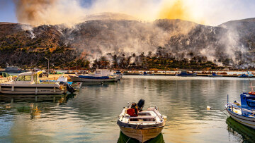 Συγκλονιστικές  φωτογραφίες από τη φωτιά στη Χίο - Στάχτη πάνω από 40.000 στρέμματα, πώς εξαπλώθηκαν τα πύρινα μέτωπα