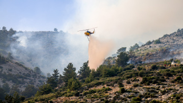 Μάχη με τις αναζωπυρώσεις στη Χίο - Επί τόπου πάνω από 444 πυροσβέστες
