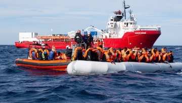 Το Βερολίνο «κόβει» τη χρηματοδότηση ΜΚΟ που δραστηριοποιούνται στη Μεσόγειο για τους μετανάστες