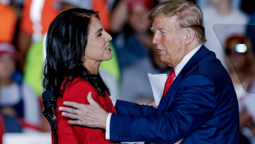 Εκτός κρίσιμης ενημέρωσης στο Κογκρέσο η Γκάμπαρντ: Την έβαλε στο στόχαστρο ο Τραμπ για τις διαρροές σχετικά με το Ιράν;