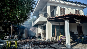 Οριοθετήθηκε η φωτιά στην Παλαιά Φώκαια, σε επιφυλακή για τις αναζωπυρώσεις - Κάηκαν σπίτια, απεγκλωβίστηκαν κάτοικοι