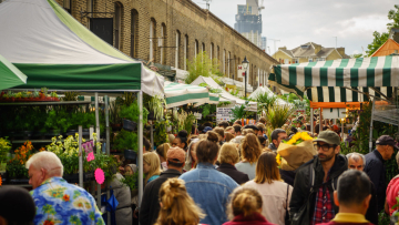 Columbia Road Market: Ζήσαμε την εμπειρία της θεαματικής υπαίθριας αγοράς του Λονδίνου