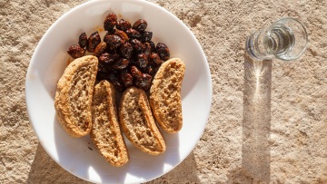 Γιατί πρέπει να τρώμε πάντα ελιές με παξιμάδι