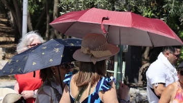 Καιρός: 43°C έδειξε το θερμόμετρο - Μικρή πτώση της θερμοκρασίας το Σάββατο, με βροχές και καταιγίδες