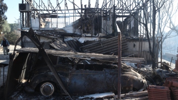 Ξεκινά η καταμέτρηση της ζημιάς από τη φωτιά στην Παλαιά Φώκαια