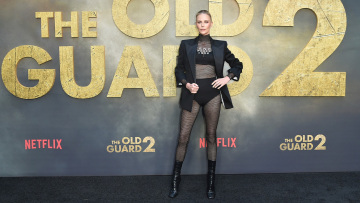 Σαρλίζ Θερόν: Η εμφάνιση που αιχμαλώτισε τα βλέμματα - Με διχτυωτή ολόσωμη φόρμα στην πρεμιέρα της νέας της ταινίας