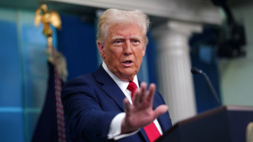 «Απάτη» λέει ο Τραμπ για δημοσιεύματα από CNN και NBC ότι οι ΗΠΑ δίνουν 30 δισ. δολάρια στο Ιράν για πυρηνικό πρόγραμμα