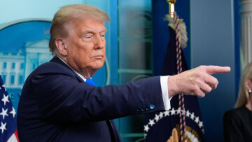 «Θα τους αναγκάσω να αποκαλύψουν τις πηγές»: Ο Τραμπ απειλεί δημοσιογράφους για τις διαρροές για το Ιράν



