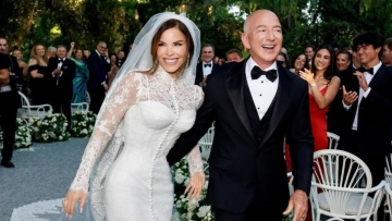 Τζεφ Μπέζος - Λόρεν Σάντσεζ: Αδημοσίευτες φωτογραφίες από τον γάμο τους - Με δεύτερο νυφικό η πρώην δημοσιογράφος