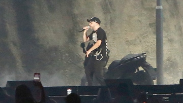 Ο ΛΕΞ έγραψε ιστορία στο ΟΑΚΑ: Η συναυλία μπροστά σε 60.000 κόσμο και η έκπληξη με τη Χαρούλα Αλεξίου - Δείτε βίντεο και φωτογραφίες
