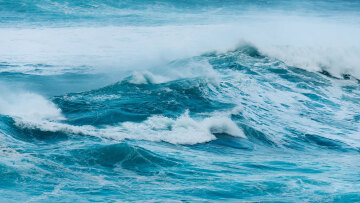 Πάλεψα με τα ρεύματα και έφτασα με δυσκολία, λέει ο αστυνομικός που έσωσε μητέρα και κόρη που παρασύρθηκαν με φουσκωτό στην Εύβοια