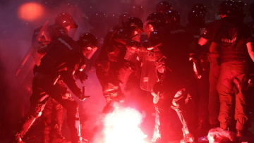 Σερβία: «Θέλουμε εκλογές!» - Περίπου 140.000 κόσμος διαδήλωσε στο κέντρο του Βελιγραδίου