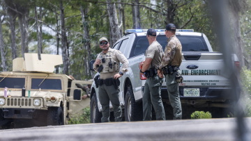 Ο Τραμπ στα εγκαίνια νέου κέντρου κράτησης μεταναστών με ονομασία... «Αlligator Alcatraz»