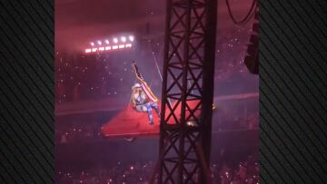 Η Μπιγιονσέ άρχισε να γέρνει σε «ιπτάμενο» αυτοκίνητο σε συναυλία της στο Χιούστον - Δείτε βίντεο