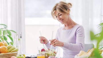 Τι να αλλάξετε στη διατροφή σας στα 48 για να αποφύγετε την άνοια στα 70