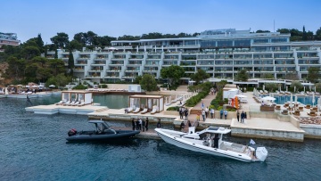Ήλιος, θάλασσα και μια παγκόσμια πρεμιέρα υψηλής αισθητικής στην Αθηναϊκή Ριβιέρα
