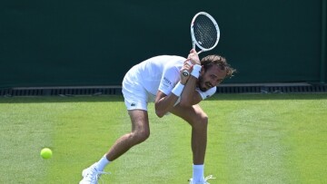  Ο Μεντβέντεφ ηττήθηκε 3-1 σετ από τον Μπόνζι - Για πρώτη φορά μένει εκτός από τον πρώτο γύρο του Wimbledon - Βίντεο