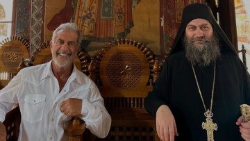 Μελ Γκίμπσον στο Άγιο Όρος - «Φαίνεται ότι αγαπά τον Χριστό» είπε ο Αρχιμανδρίτης Μεθόδιος